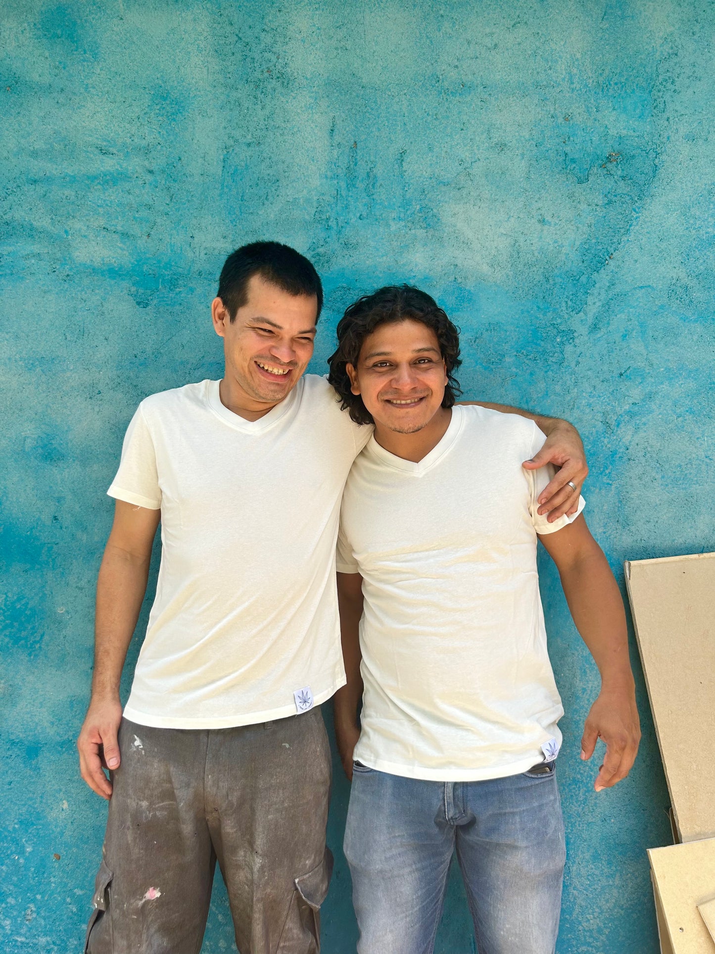 V-NECK HEMP TEE